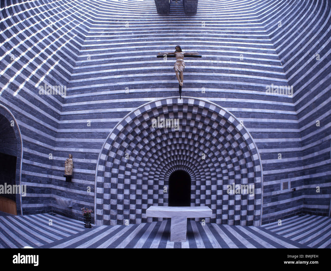 Chiesa di San Giovanni Battista iglesia dentro de la arquitectura Mogno Canton Ticino Suiza Europa Foto de stock