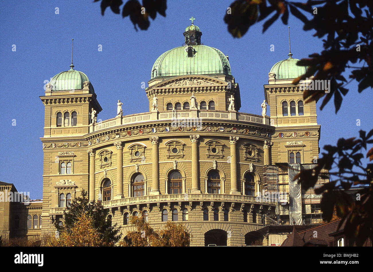 Edificio del Parlamento Federal de la ciudad de Berna Berna en otoño de construcción Suiza Europa Foto de stock