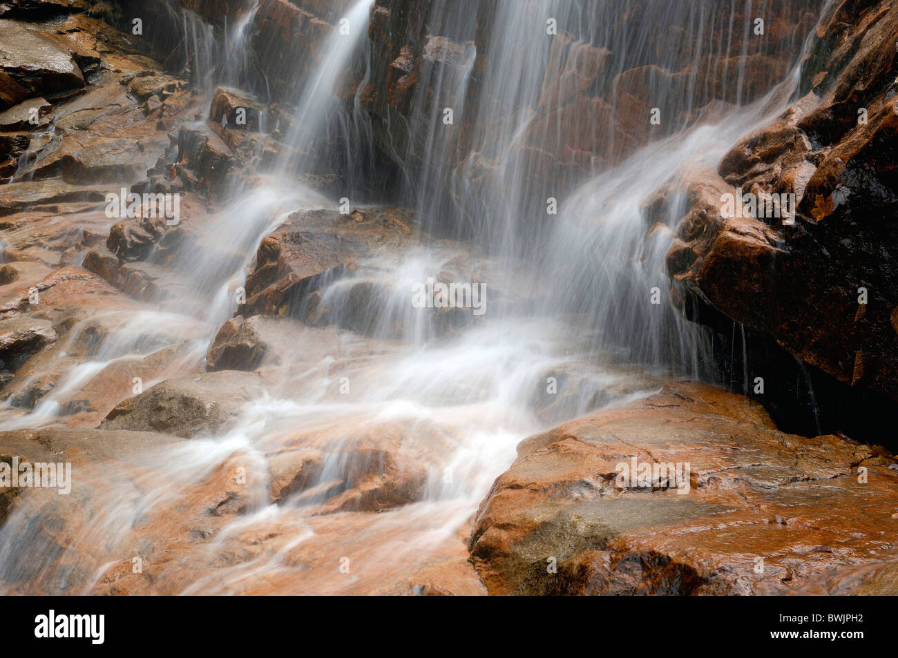 Detalle de la cascada de agua exposición de tiempo Acantilado de roca Arethusa cae Crawford Notch State Park verano indio nuevo H Foto de stock