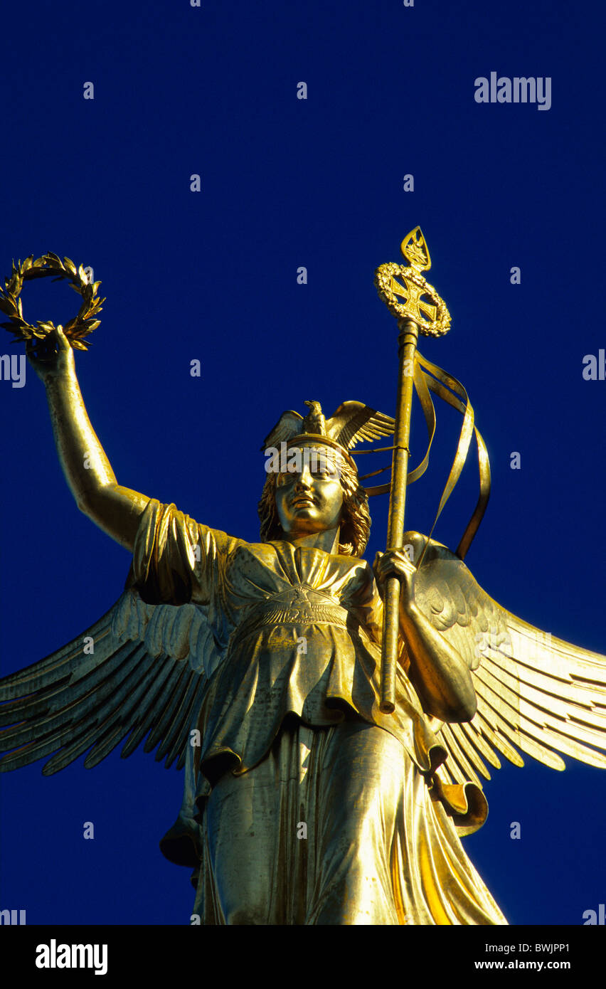En Europa, Alemania, Berlín, escultura de bronce de Victoria en la parte superior de la columna de la victoria de Berlín Foto de stock