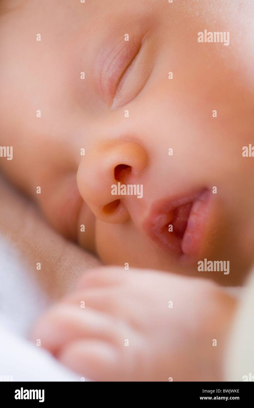 De 0 a 6 meses, los bebés de 0-6 meses Baby Boy Boys para los niños cerca de cerca los ojos cerrados Closeup Color Foto de stock
