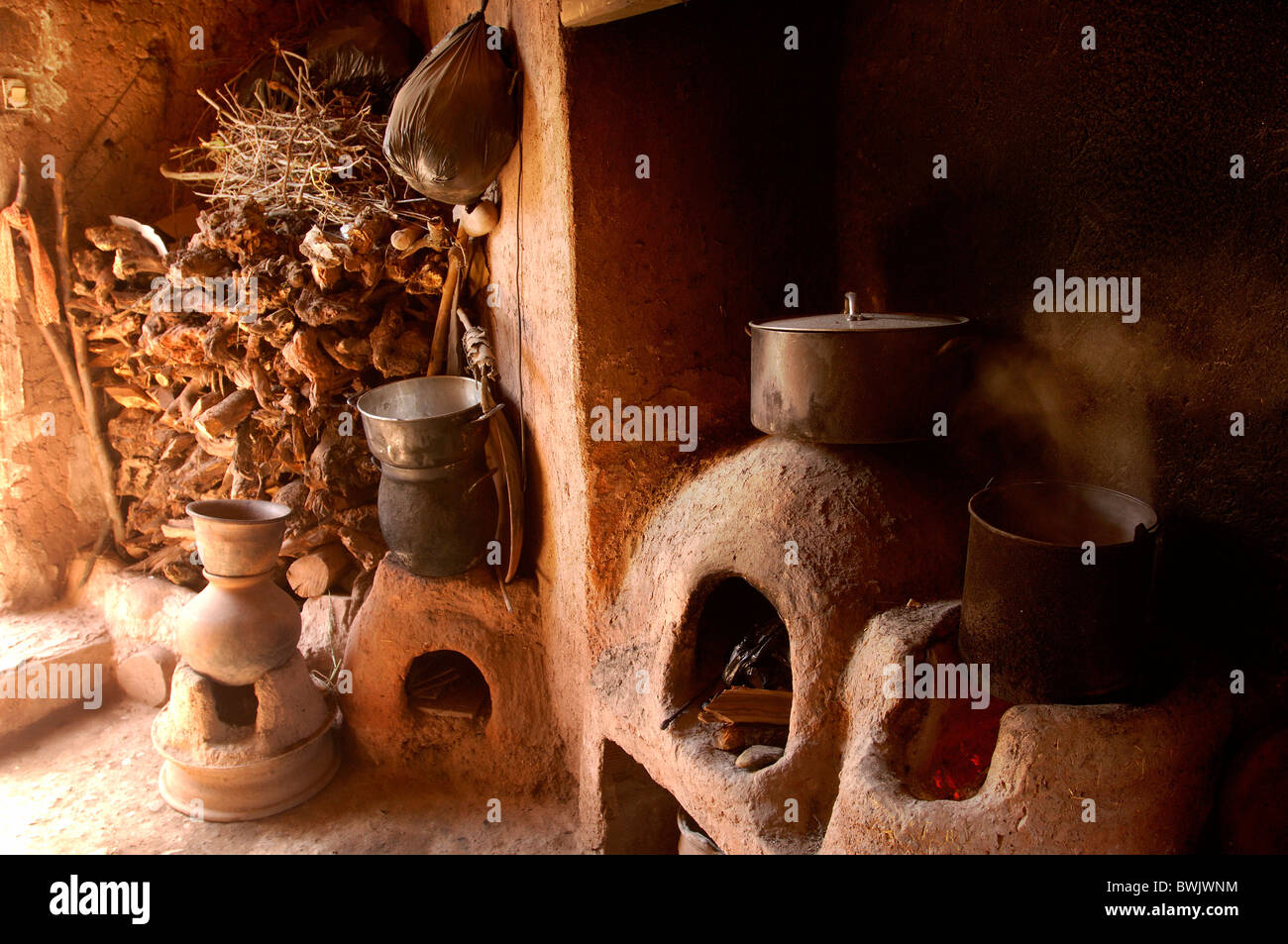 Casa bereber en el interior del equipo institución cocina cocina cocina ollas de barro hirviendo leña madera F Foto de stock