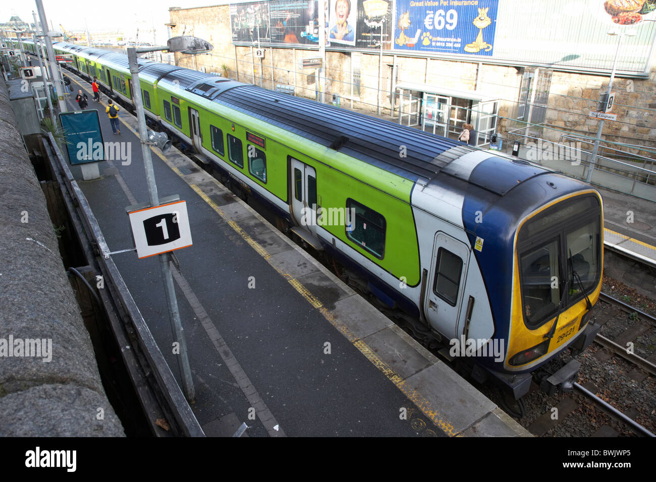 Tren dart en Dun Laoghaire, estación de tren de Dublín, República de Irlanda Foto de stock
