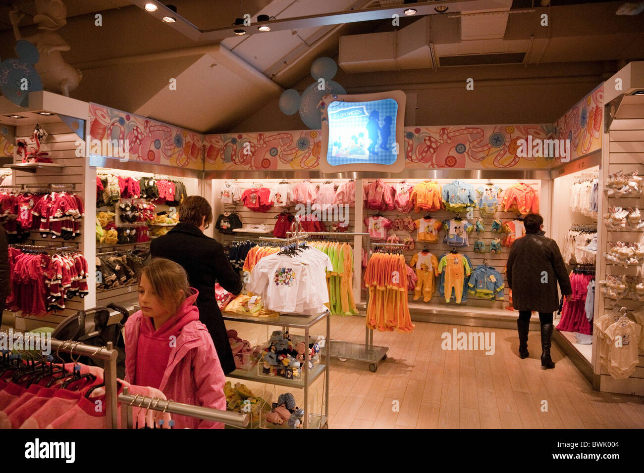 Los niños compras para la ropa en la tienda Disney Store, la aldea,  Disneyland Paris, Francia Fotografía de stock - Alamy