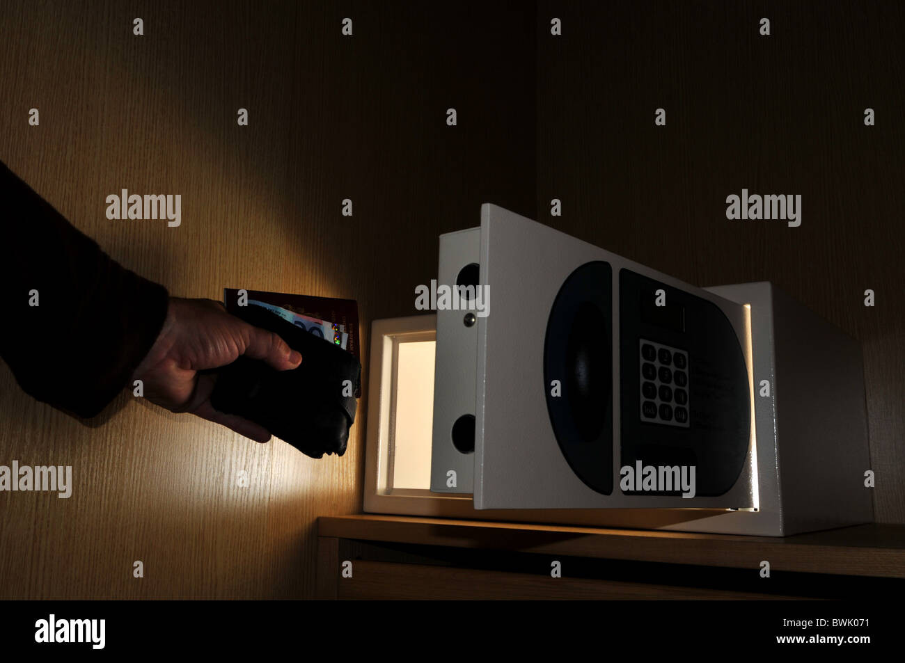 Seguro, caja fuerte del hotel, el hombre tomando sus pertenencias desde una caja de seguridad del hotel Foto de stock