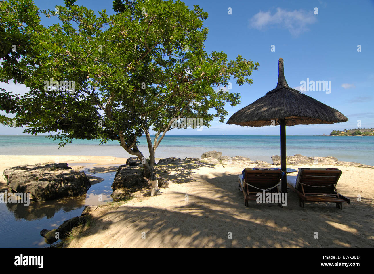 Mauritius Hotel Maritim Balaclava Turtle Bay Beach playa que se encuentra a  orillas del océano Índico playa sombrilla cubierta cha Fotografía de stock  - Alamy