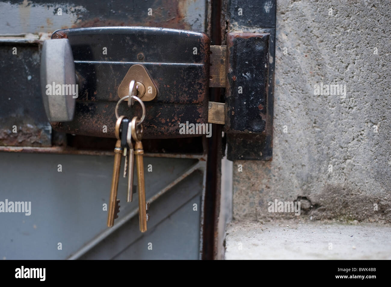 Llaves en la cerradura de la puerta de metal vieja, residencia exterior, puerta  exterior Fotografía de stock - Alamy