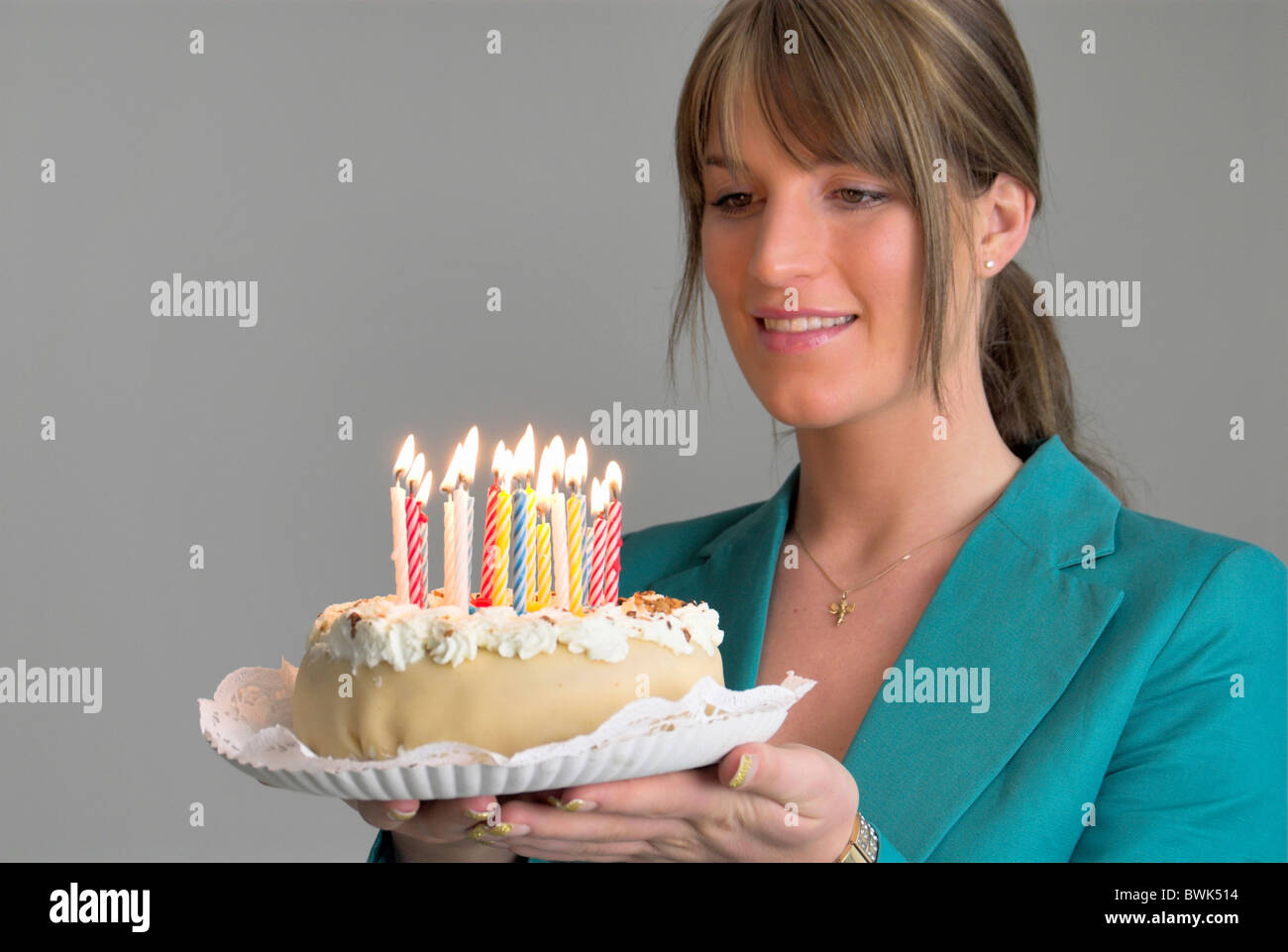 Mujer tuerca cumpleaños celebración de fiestas Tortas pasteles de fantasía  velas torta de cumpleaños torta de cumpleaños chico chica alegría cel  Fotografía de stock - Alamy