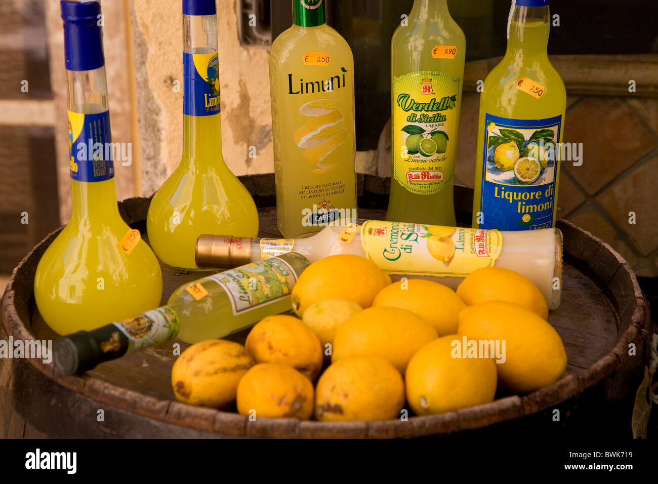 Licor de limón, Taormina, provincia de Messina, Sicilia, Italia, Europa Foto de stock