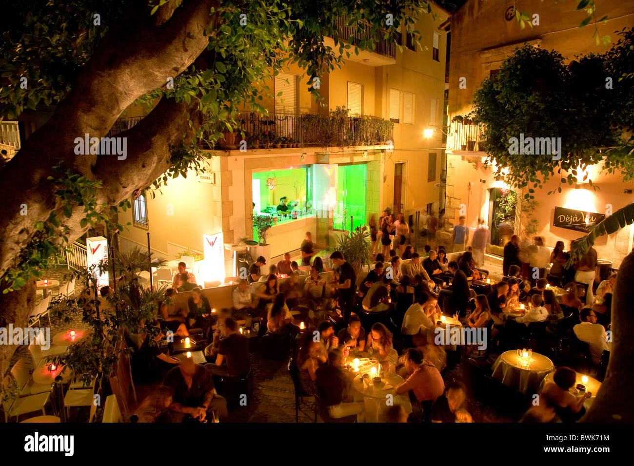 Déjà Vu, un bar de cócteles en la Piazza Garibaldi square, La vida nocturna en Taormina, en la provincia de Messina, Sicilia, Italia, Europa Foto de stock