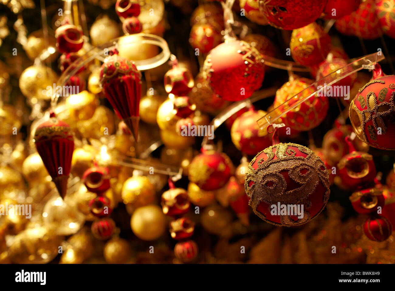 Adornos de Navidad adornos de oro rojo Foto de stock