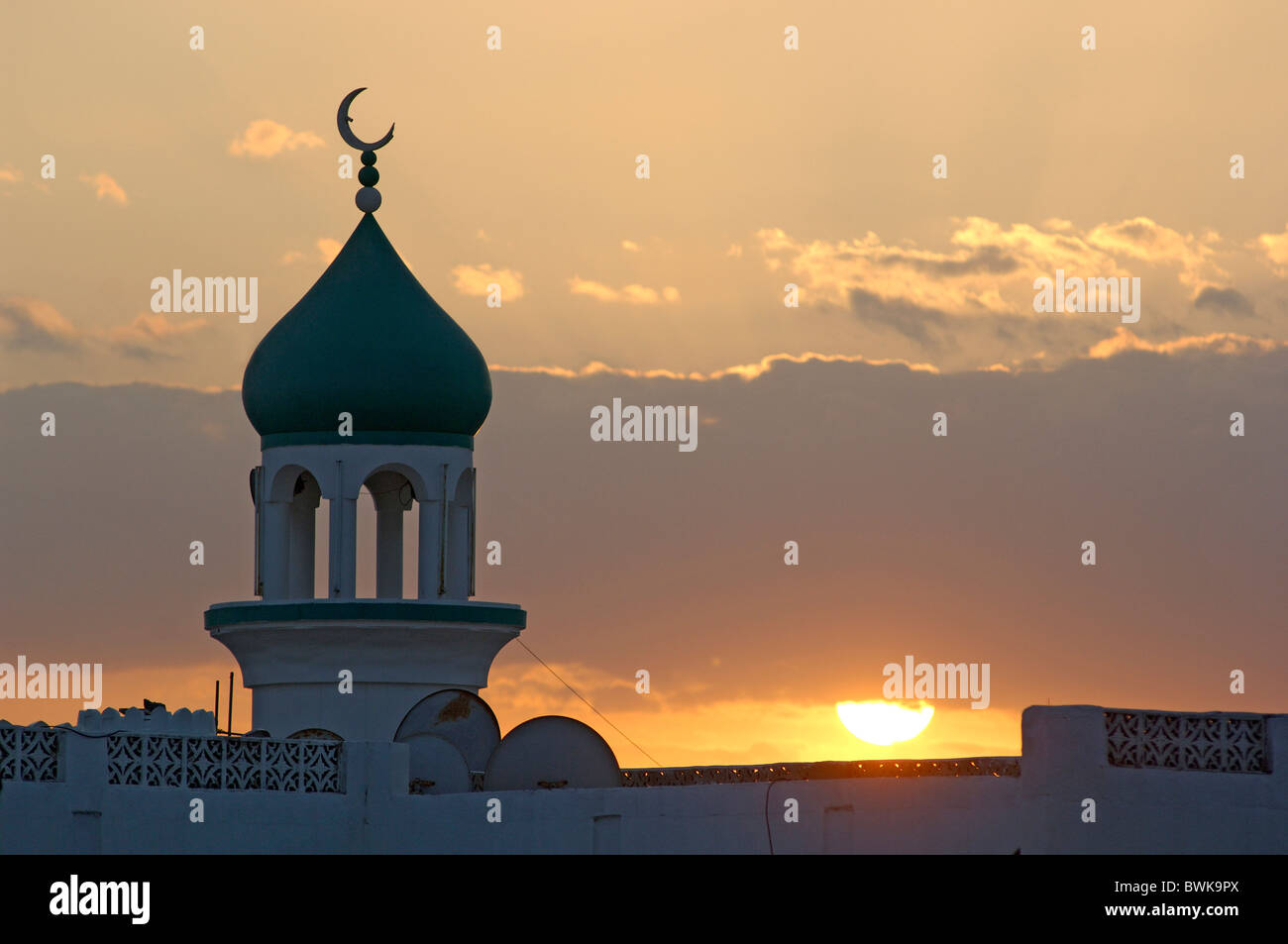 Arquitectura de la mezquita de la mitad oriental de la media luna Luna Sol humor crepúsculo twilight religión del Islam y Sur de la ciudad de Omán Foto de stock
