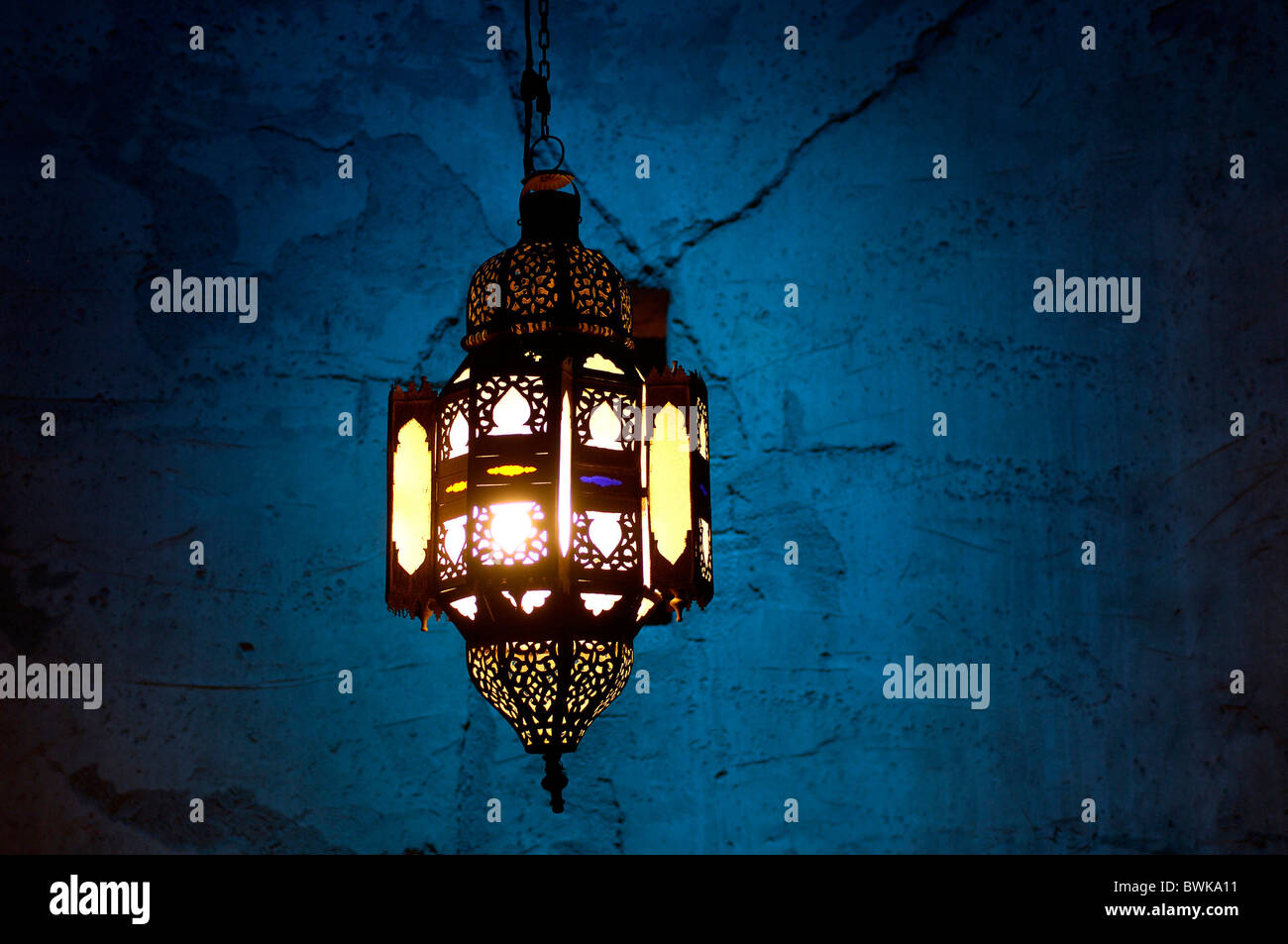 Linterna Lámpara árabe ornamentos interiores orientales al restaurante Hadheera Jumeirah Bab al Shams hotel Dubai Uni Foto de stock