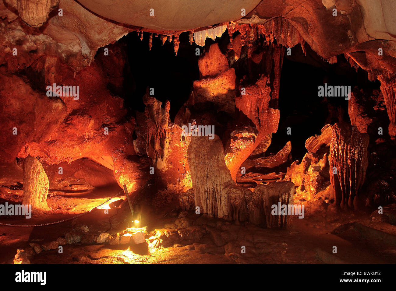 Asia Tailandia Kanchanaburi Wat Tham Khao Pun cueva de piedra caliza cueva Kwai Khwae Noi interior iluminado templo c Foto de stock