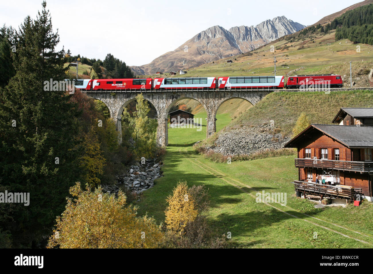Otoño tren Glacier Express viaducto puente carretera ferrocarril ferrocarril transporte turismo Matterhor Foto de stock