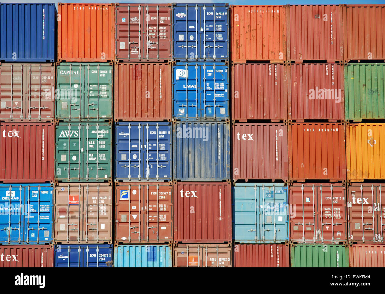 Europa Alemania Ulm freight depot container brillante imagen de llenado de bienes de la industria del transporte de mercancías de carga F Foto de stock