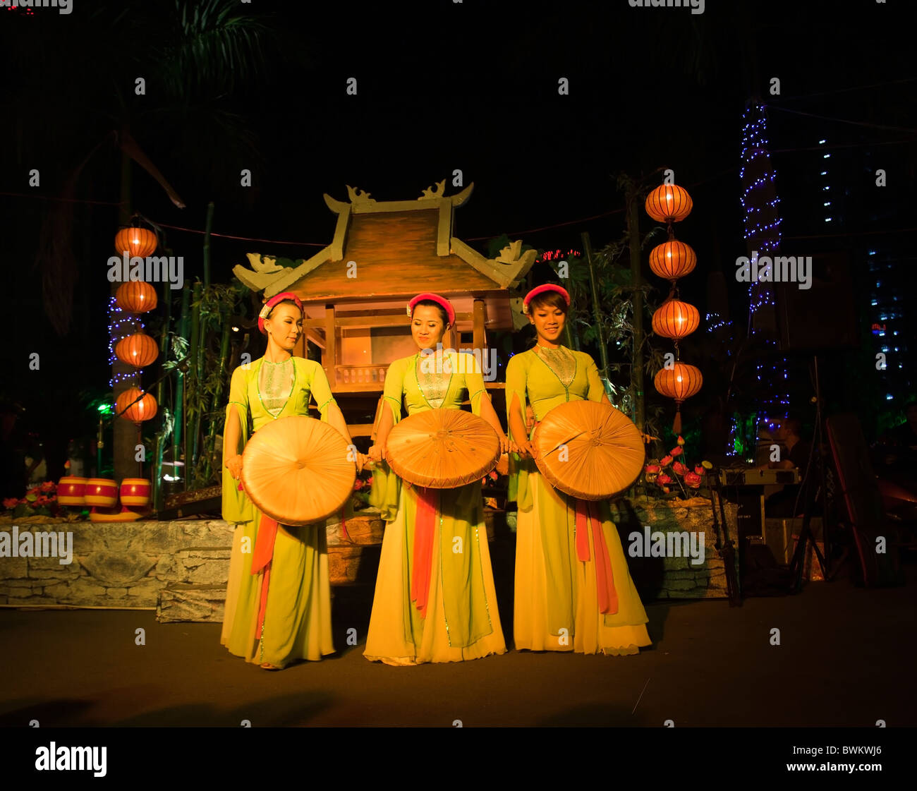 Saigón folkdancers vietnamita Foto de stock