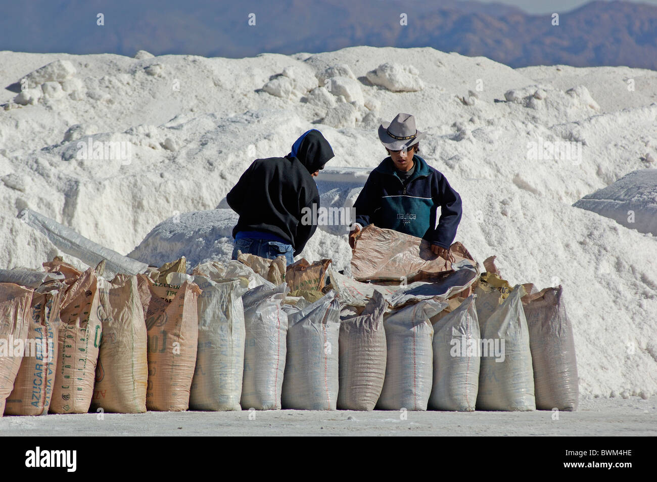 América del Sur Argentina Salinas dos personas hombres trabajadores industria bolsas Salinas Grandes salinas cerca de tres Mo Foto de stock