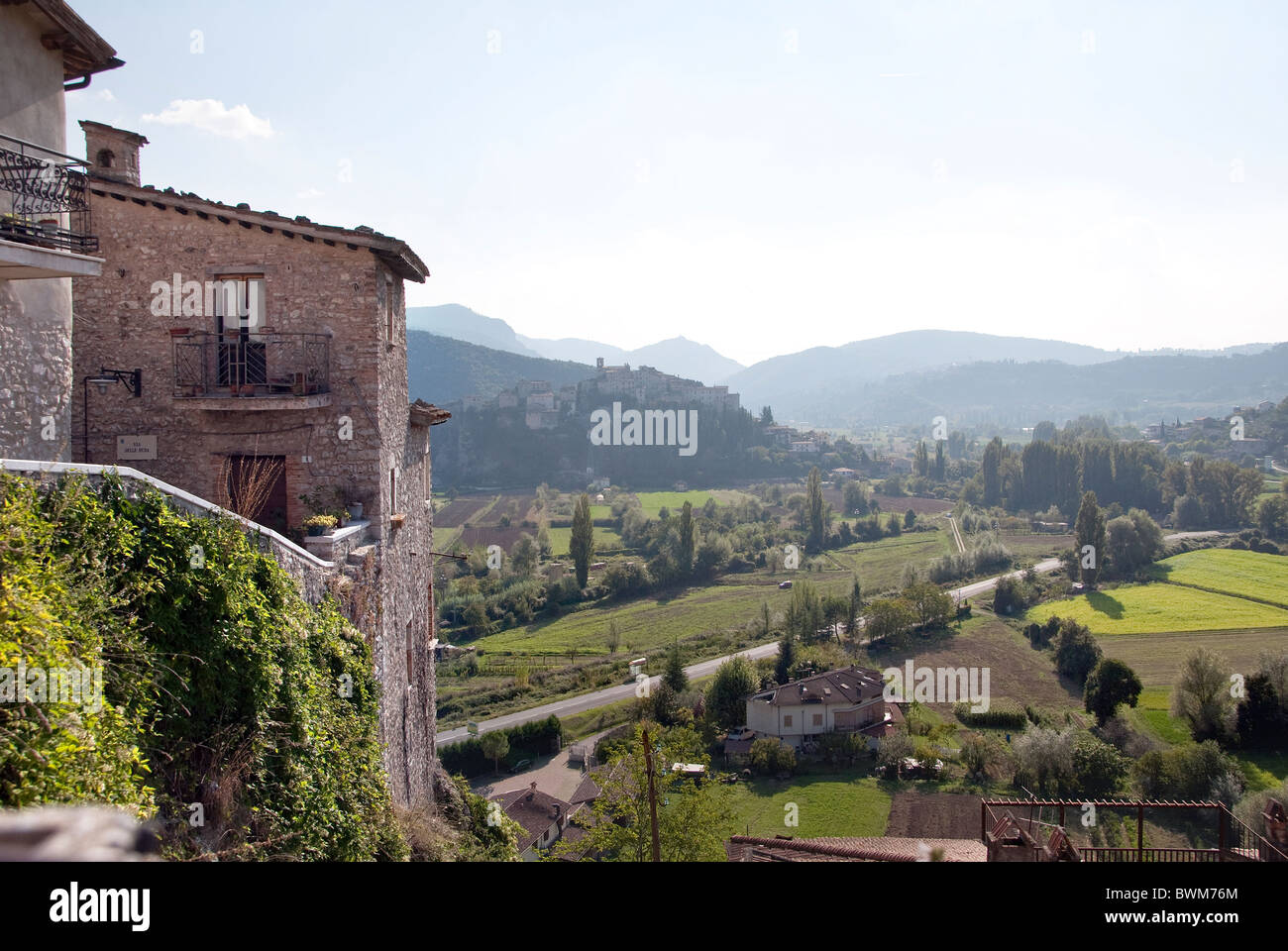 Valle de Valneria Arrone hacia Casteldilago, Umbría. Foto de stock