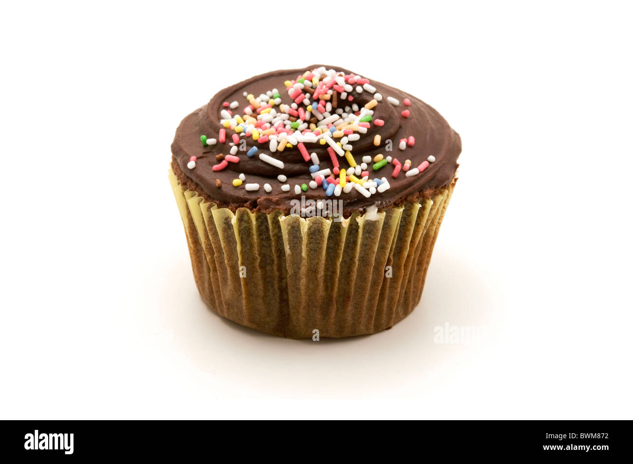 Cupcake de chocolate sobre un fondo blanco. Foto de stock