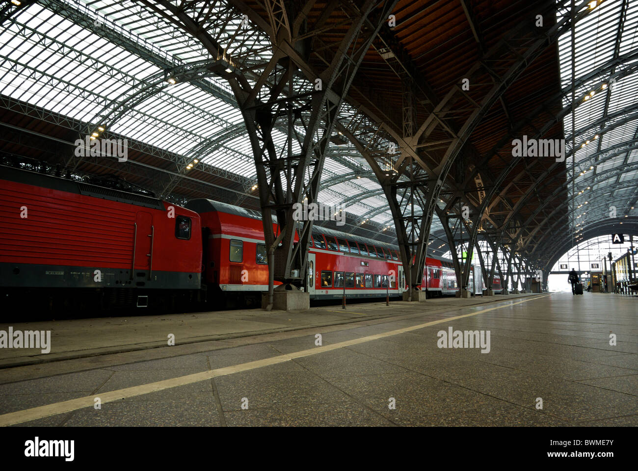 Alta velocidad ferroviaria alemana nivel dos coches de tren en el andén en la estación de tren de Leipzig Foto de stock