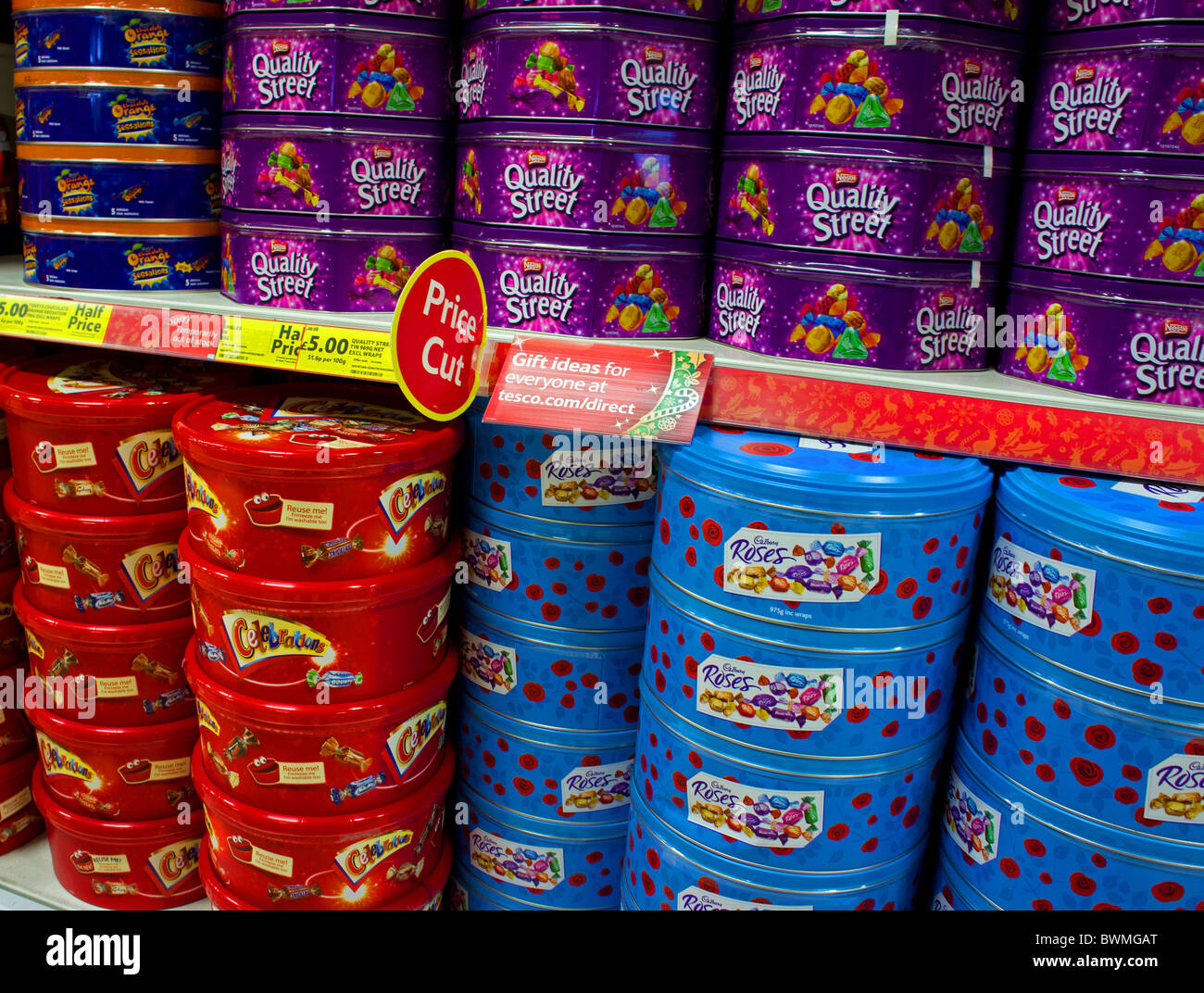 Latas de dulces navideños en los estantes del supermercado Foto de stock