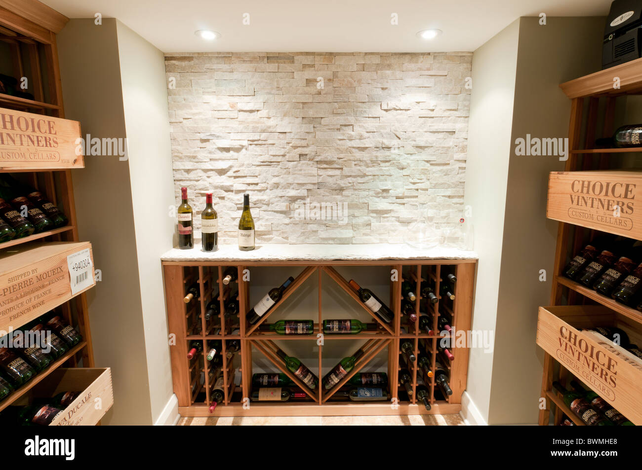 Bodega de vino en casa residencial de lujo con múltiples racks de botellas  Fotografía de stock - Alamy