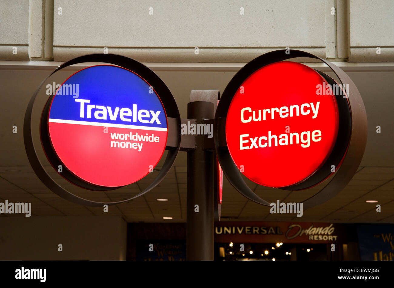 Travelex, servicio de cambio de divisa en el Aeropuerto Internacional de Orlando, Florida, EE.UU. Foto de stock