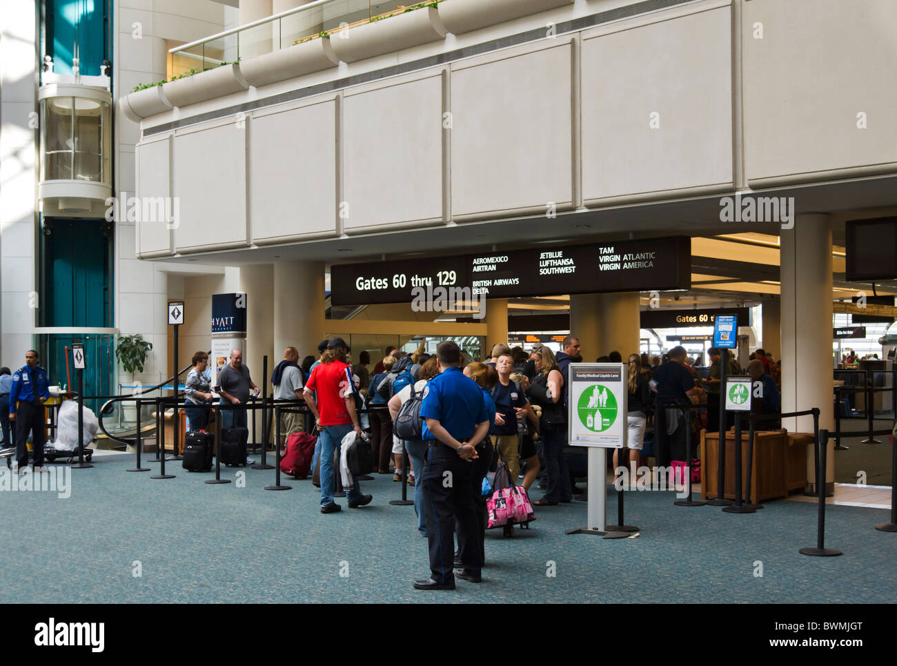 Entrada a los controles de seguridad en el Aeropuerto Internacional de Orlando, Florida, EE.UU. Foto de stock