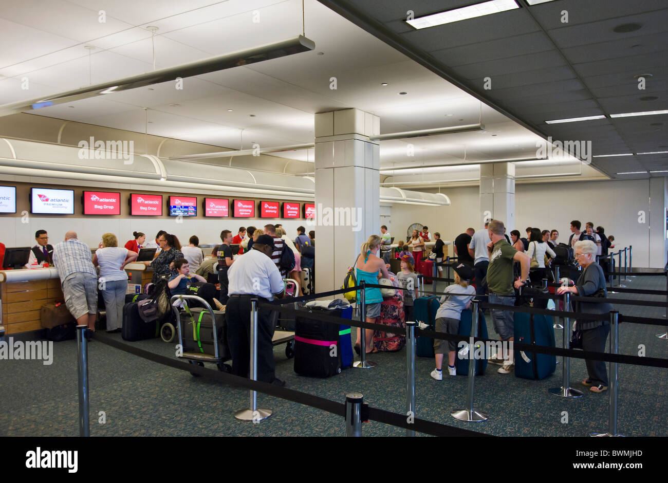 Virgin Atlantic Airways mostradores de facturación en el Aeropuerto Internacional de Orlando, Florida, EE.UU. Foto de stock