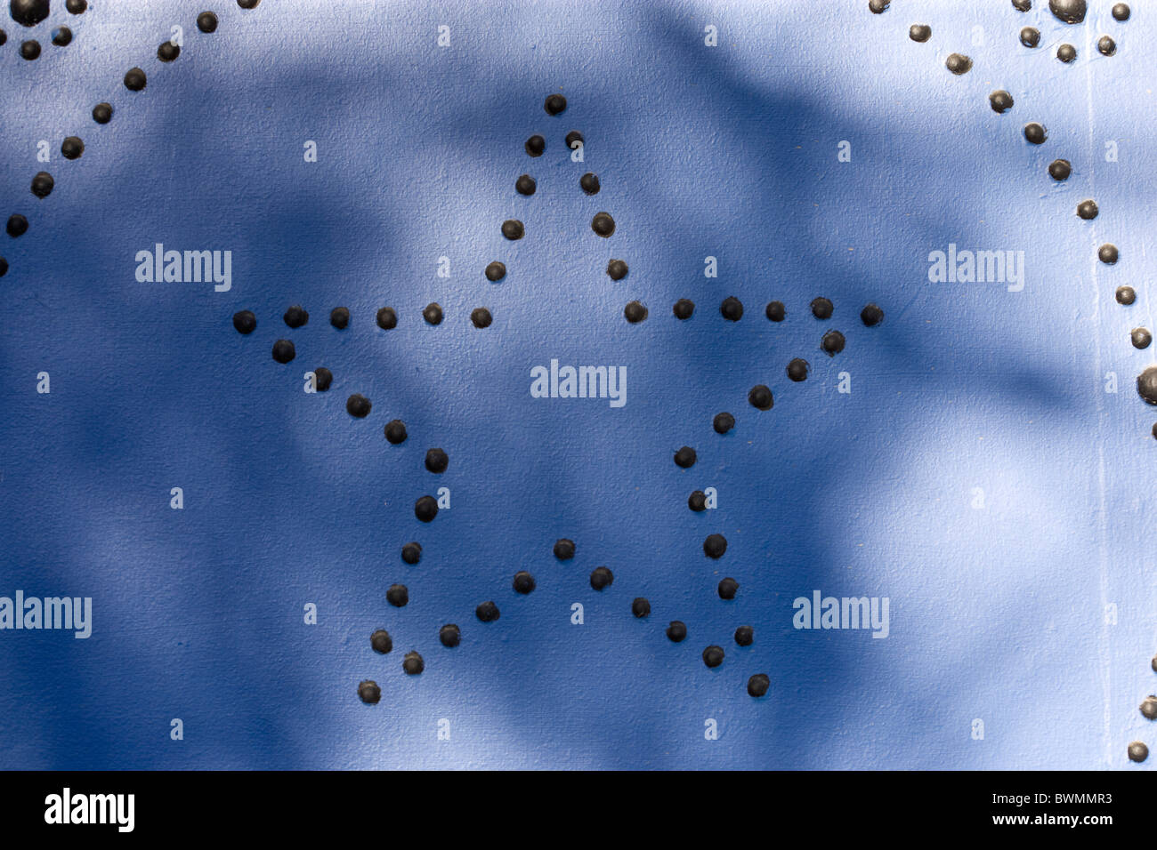 Estrella de los espárragos en una puerta azul Foto de stock