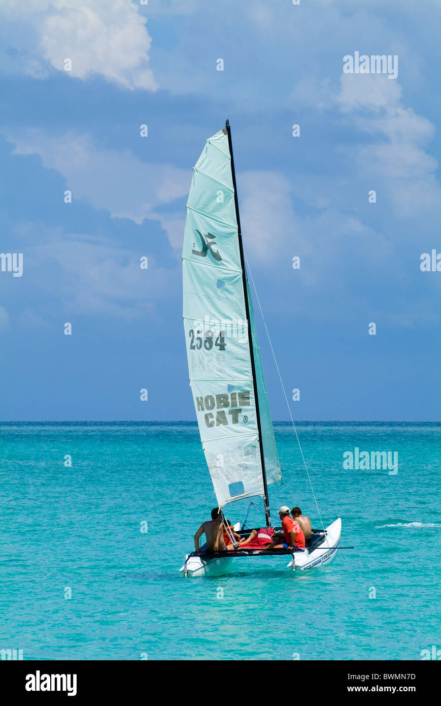 La familia que va a dar un paseo en un velero en las azules aguas del Cayo  Santa-Maria, Cuba Fotografía de stock - Alamy