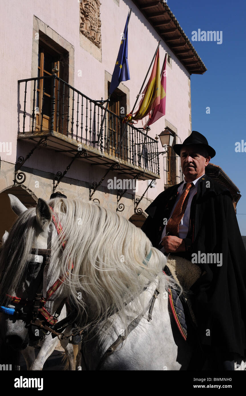 Fiesta ' La Caballada ' Hermanos a caballo en el Ayuntamiento de Atienza Guadalajara España Foto de stock