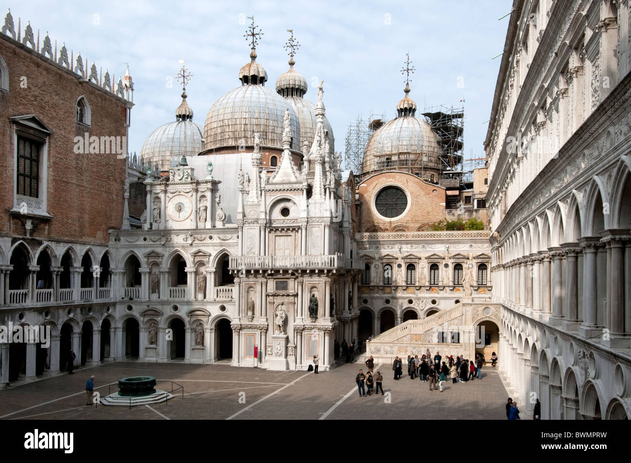 Patio del Palacio Ducal, con vistas a la Basílica de San Marcos de Venecia, Italia 2010 Foto de stock