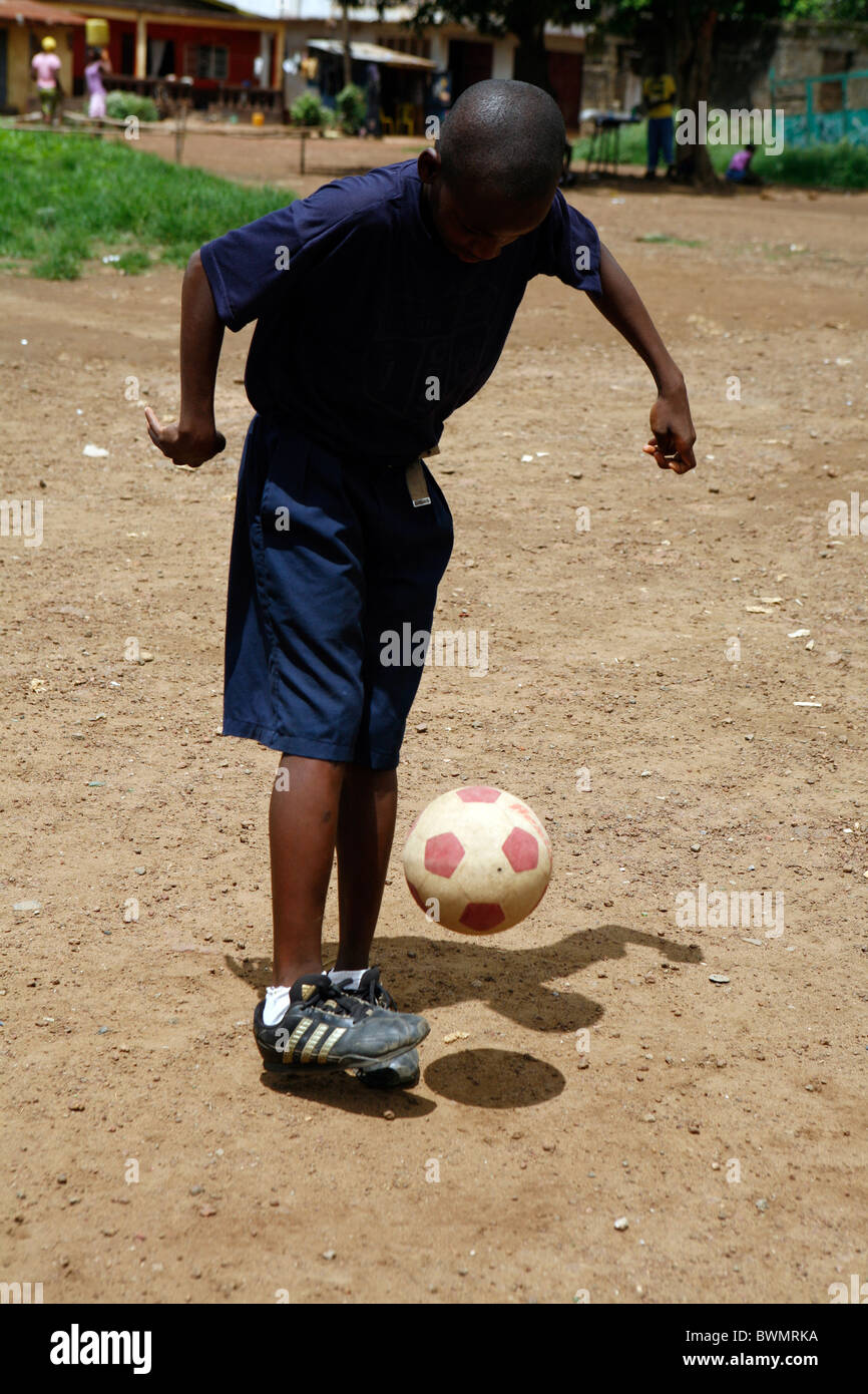 Niño juega fútbol Sierra Leona África Occidental Foto de stock