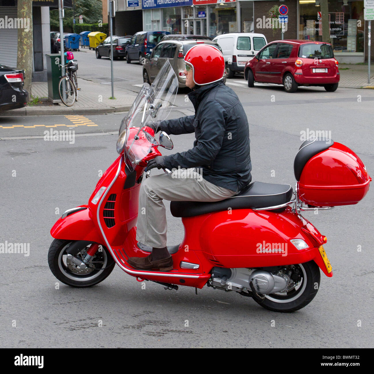 Red vespa rider helmet street fotografías e imágenes de alta resolución -  Alamy