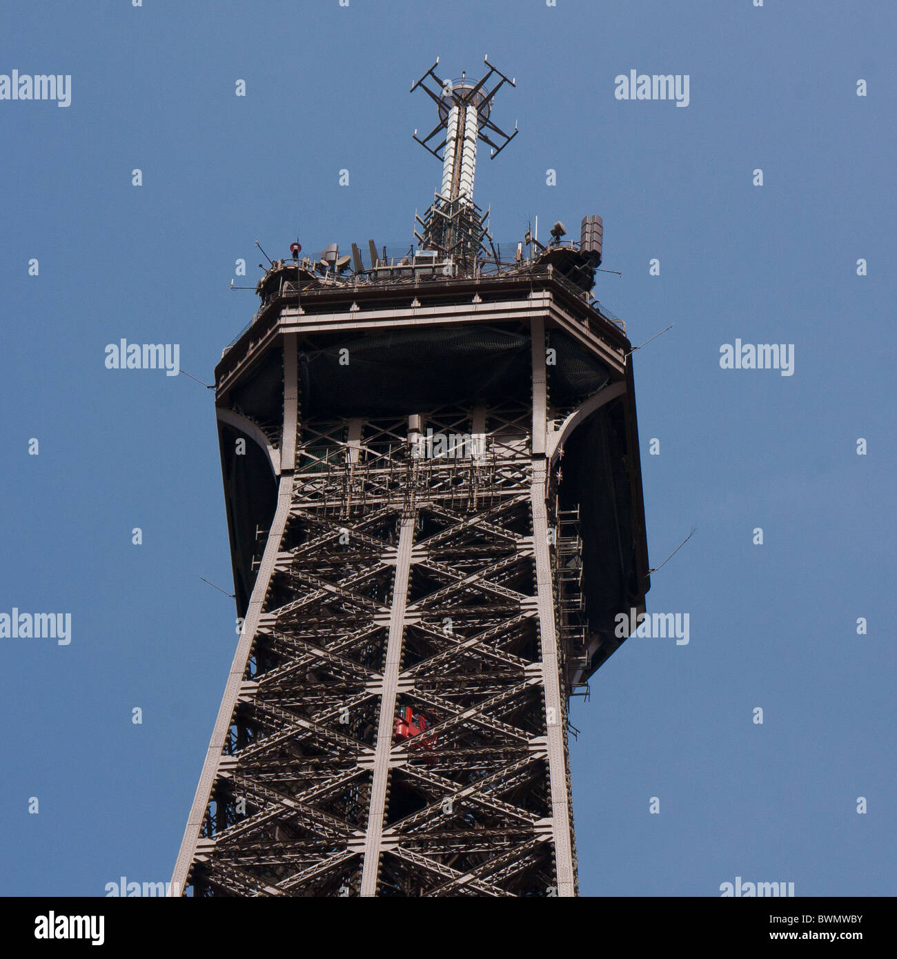 Antena de telecomunicaciones de la torre eiffel fotografías e imágenes de  alta resolución - Alamy