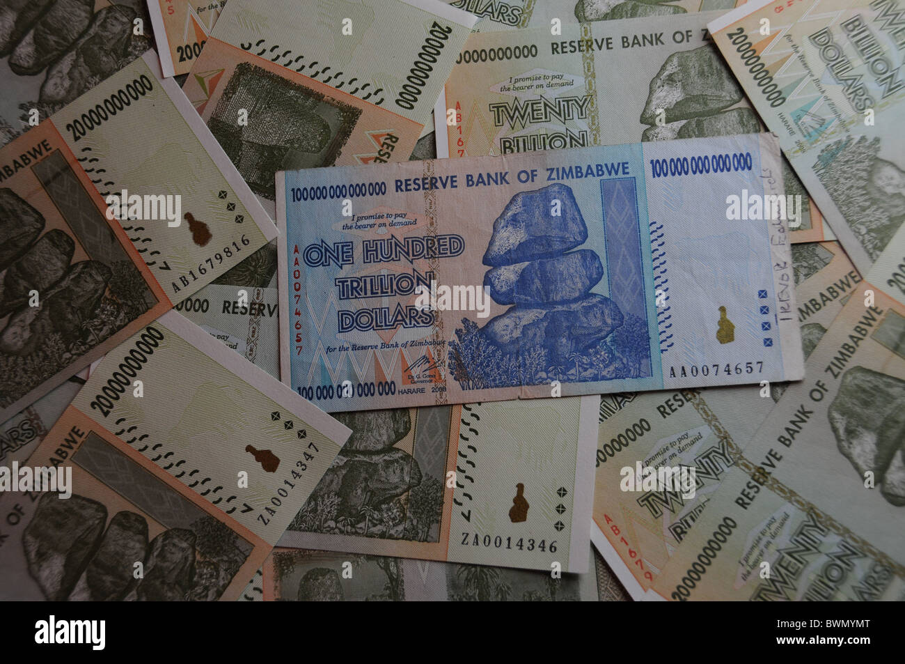 Cien billones de billetes de dólar de Zimbabwe Foto de stock