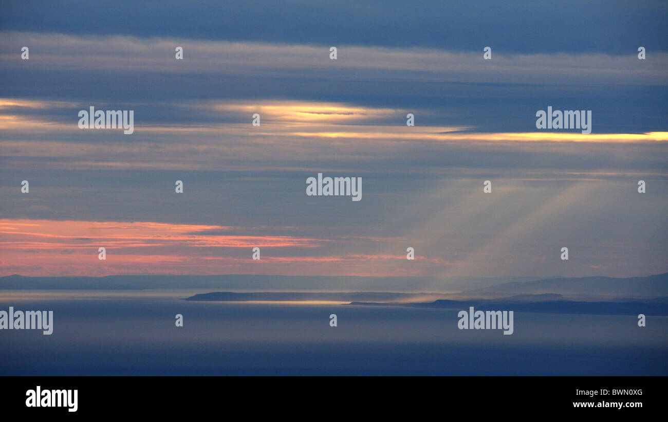 Los rayos de luz solar en el estuario de Solway Foto de stock