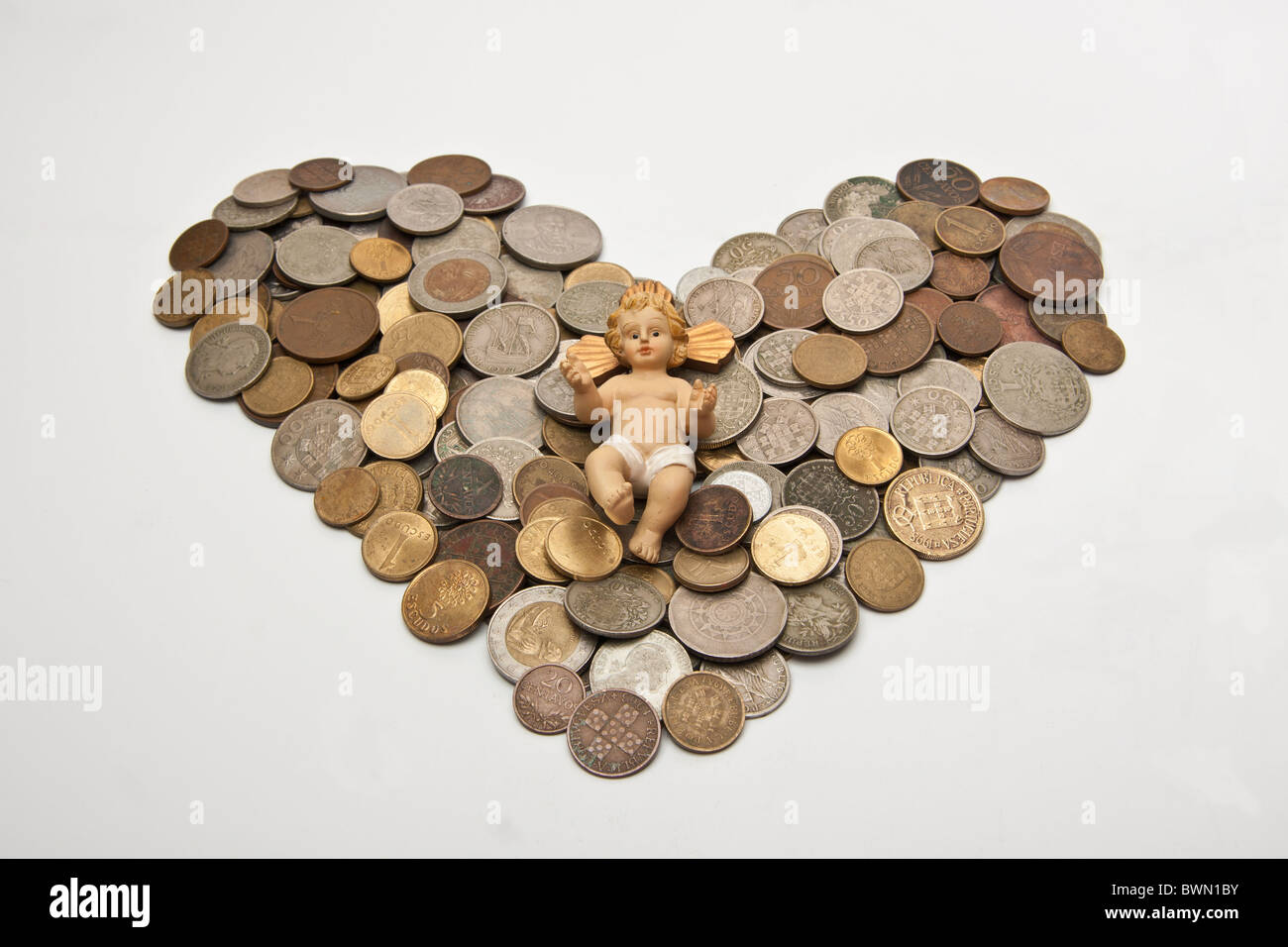 El Niño Jesús acostado en un corazón de moneda Foto de stock