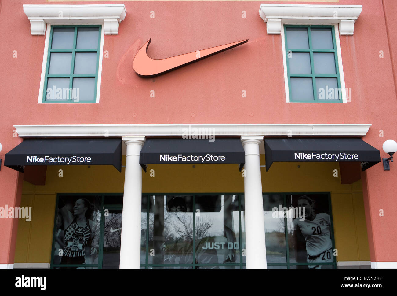 Continuación apretón Desafío Una fábrica de zapatos Nike retail store Fotografía de stock - Alamy