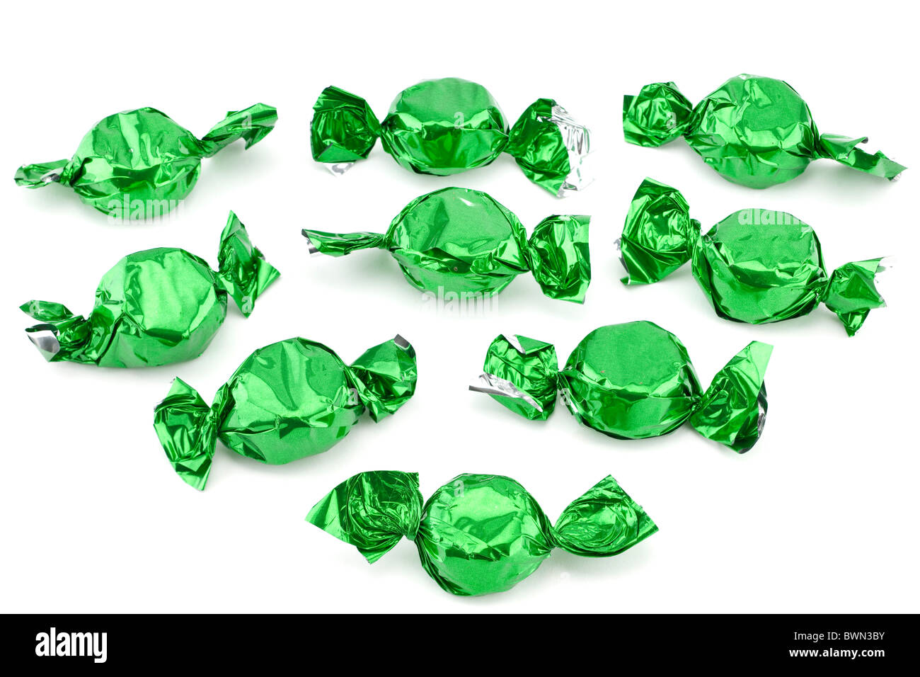 Montón de dulces de chocolate envuelto en papel plateado verde Foto de stock