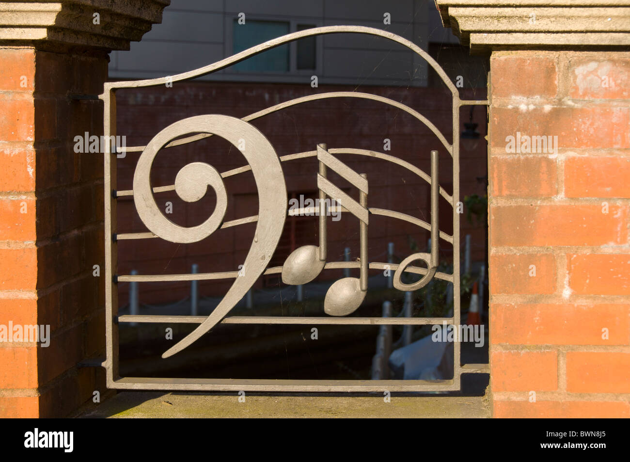 Símbolos de la música en el puente barandillas, Great Bridgewater Street, Manchester, Inglaterra, Reino Unido. Foto de stock