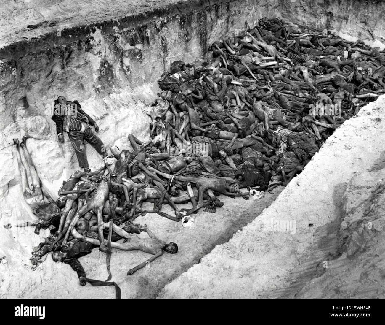 La Segunda Guerra Mundial campo de concentración de Bergen Belsen Europa Alemania Abril 1945 historia presos histórico Foto de stock