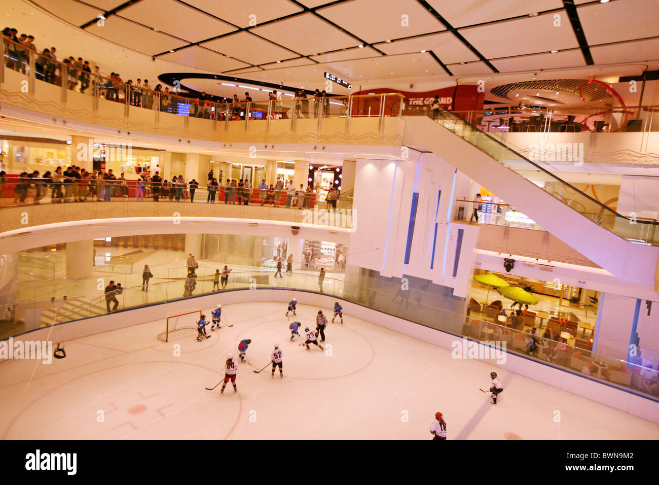 Asia China Hong Kong Kowloon elementos shopping center de abril de 2008 tiendas tiendas de deportes hockey patinaje sobre hielo ind Foto de stock
