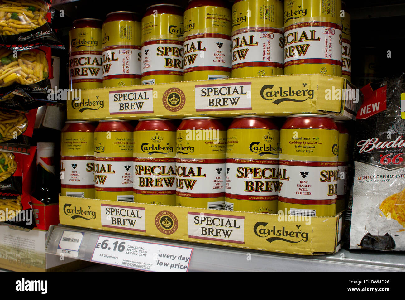 Latas de Cerveza especial ' ' extra strong lager en venta en un supermercado británico Foto de stock
