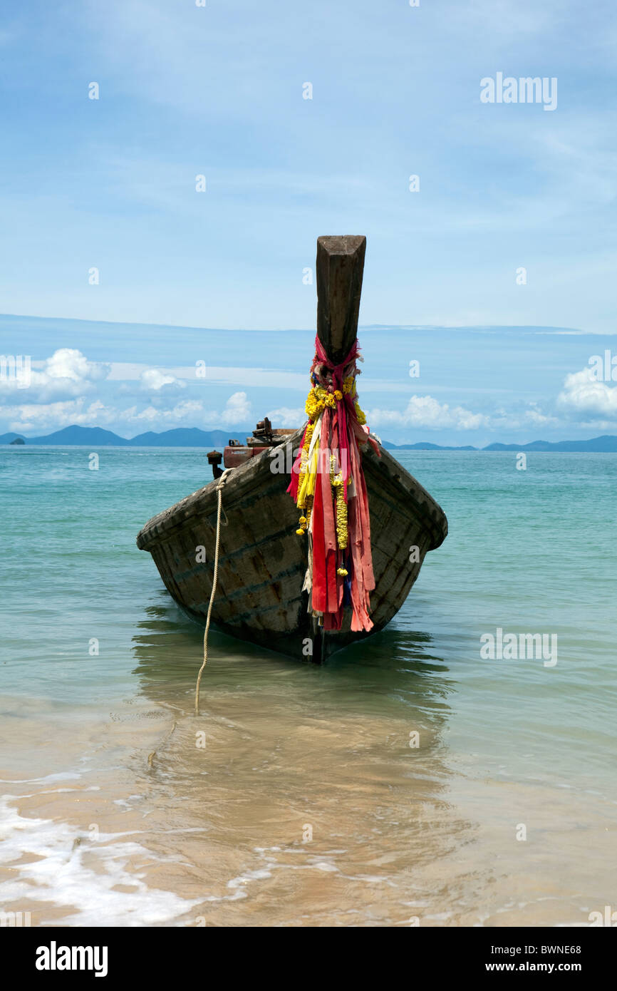 Un longboat tailandés tradicional es visto en Railay, Thailand Foto de stock