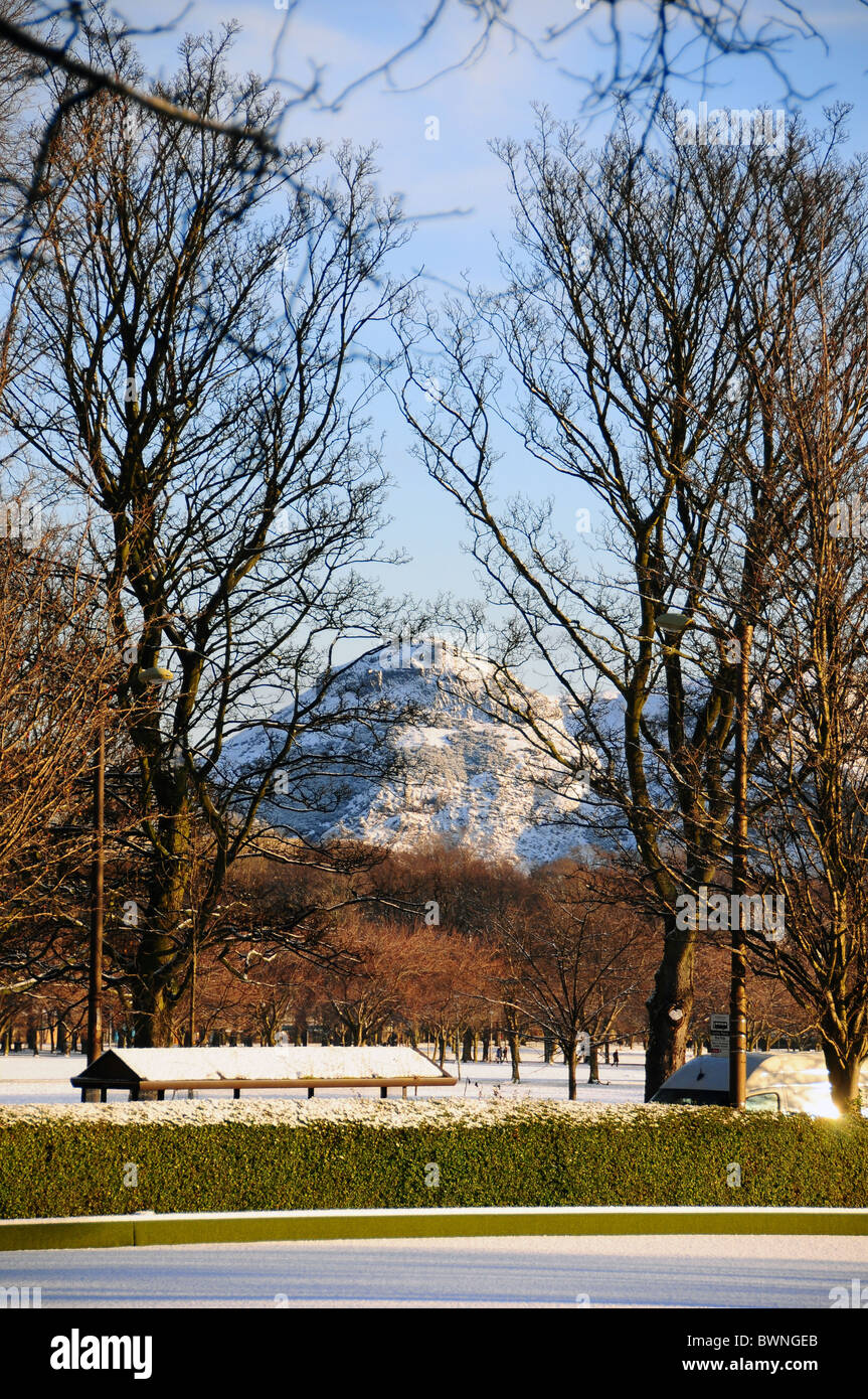 Arthur's Seat visto desde los prados Croquet Club Edimburgo Foto de stock