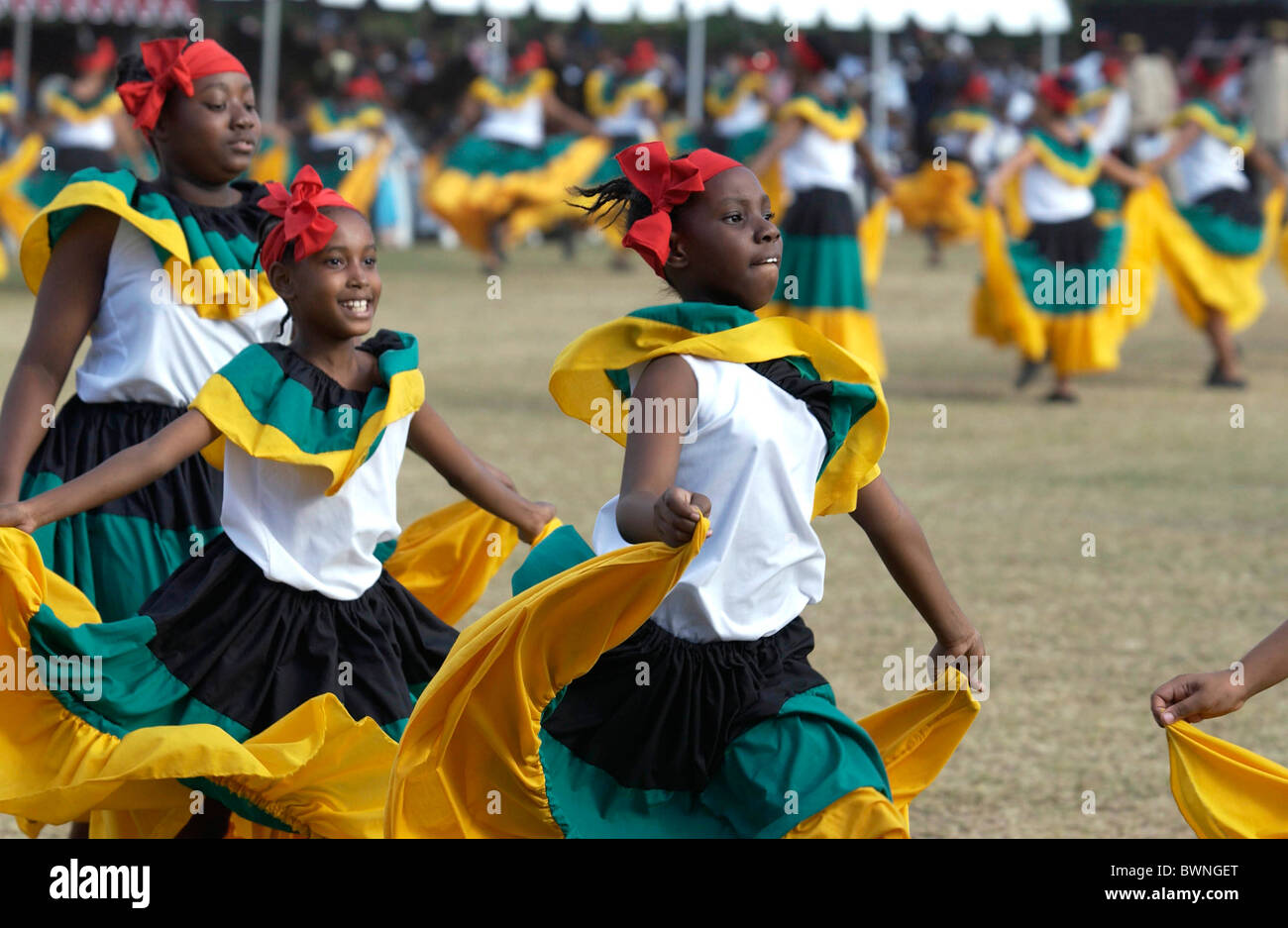 Niños vestidos con trajes de color amarillo, negro y verde de la bandera  nacional de Jamaica para el despliegue cultural en Kingston, Jamaica  Fotografía de stock - Alamy