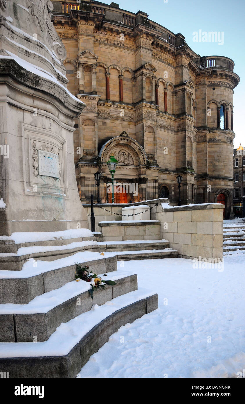 McEwan Bristo Square Hall de la Universidad de Edimburgo en la nieve Foto de stock